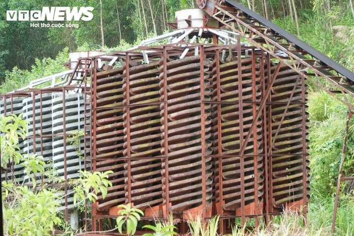 Các cỗ máy tuyển quặng hiện đại ngày nào giờ rỉ sét nhìn giống như những khối sắt vụn khổng lồ nằm hoang hoá giữa rừng sâu.