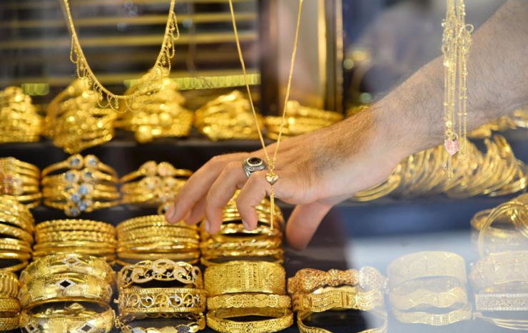Sau chuỗi biến động mạnh từ đỉnh gần 5.600 USD/ounce xuống vùng 4.000 USD/ounce trong nửa đầu năm 2026, vàng đã phục hồi ngoạn mục từ đầu tháng 8, vượt 4.400 USD/ounce. Ảnh: Xinhua