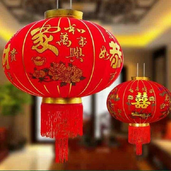 Bạn có thể treo đèn lồng đỏ trước hiên nhà - sắc đỏ mang ý nghĩa may mắn, dương khí dồi dào.
