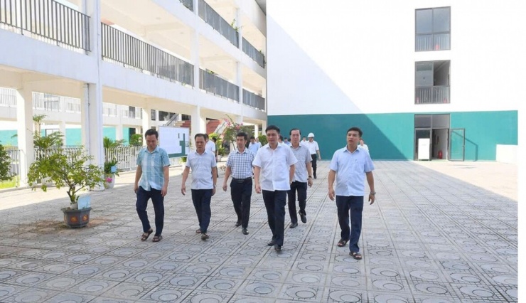 Phó Chủ tịch UBND tỉnh Tuyên Quang Đỗ Anh Tuấn kiểm tra công tác chuẩn bị kỳ thi lại đối với các thí sinh tại điểm thi Trường THPT Chuyên Tuyên Quang. 