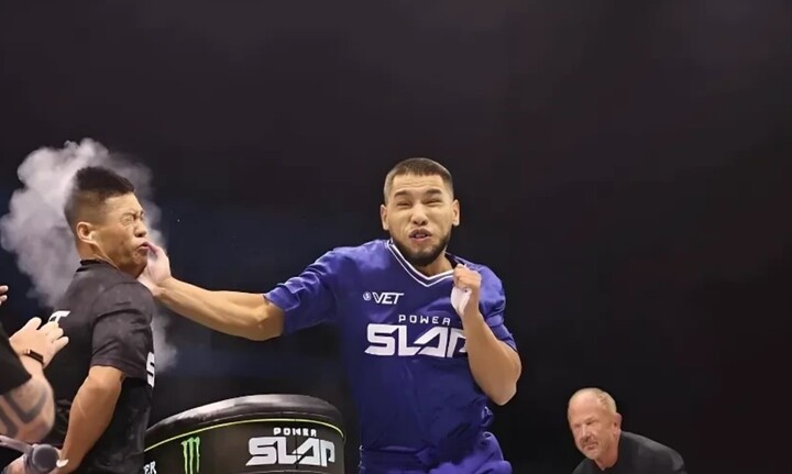 Mukhammed Amantayev đánh bại Triệu Hồng Cương ở giải PowerSlap (cuộc thi tát vào mặt)