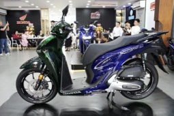 Honda SH 150i hai màu giá 235 triệu đồng