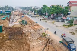 Hà Nội lên tiếng về hố sâu ven nhà dân trên Quốc lộ 6