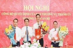 Hà Nội công bố, trao thêm nhiều quyết định về công tác cán bộ