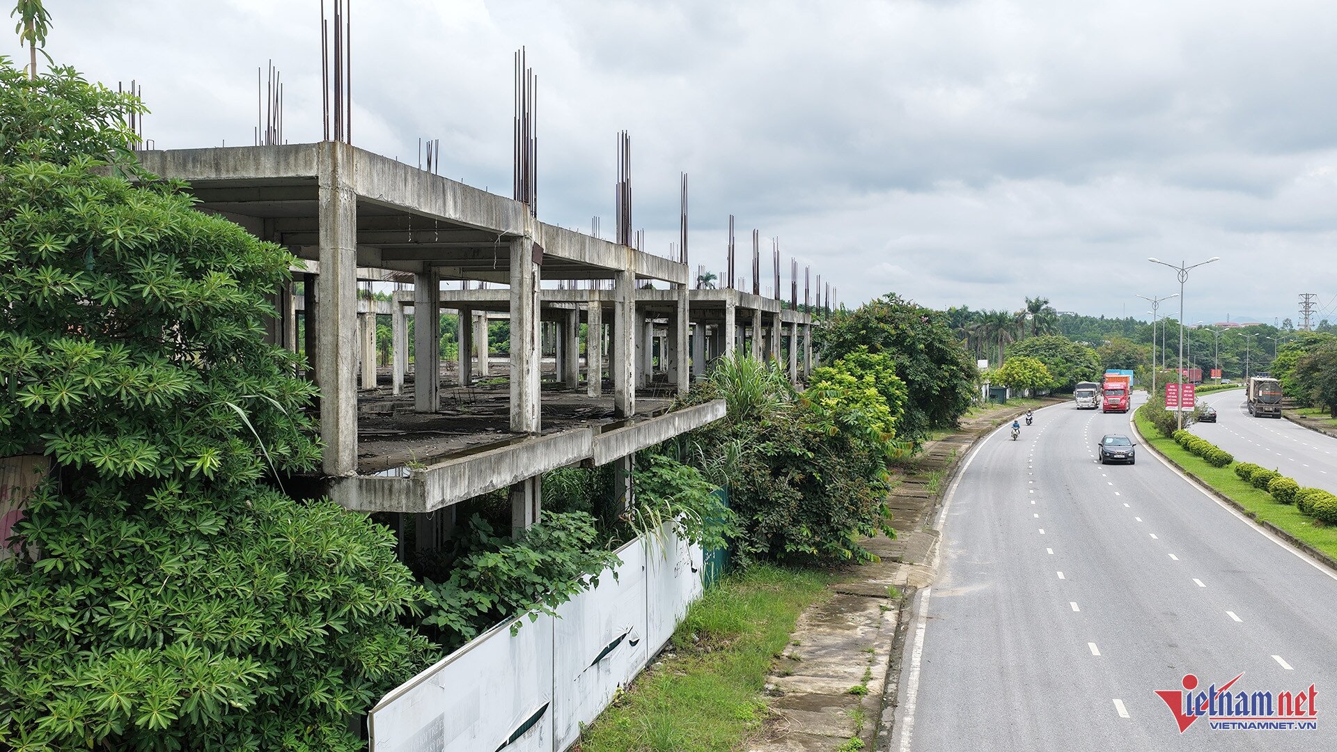 Cốt thép rỉ sét, cỏ dại mọc um tùm trong các khối nhà tại dự án. Ảnh: Đức Hoàng