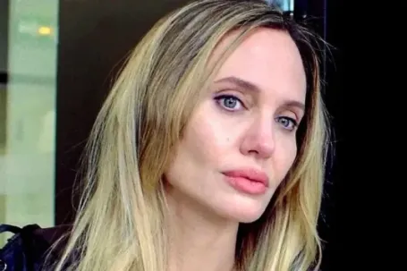 Phản ứng của Angelina Jolie về Brad Pitt