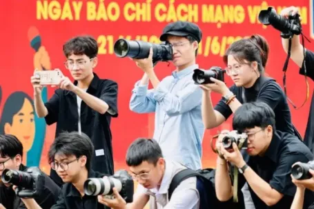 Chuyện điểm trúng tuyển Báo chí giảm sâu: Không thể kết luận 'quả cà chua' kém 'củ cà rốt' 12cm