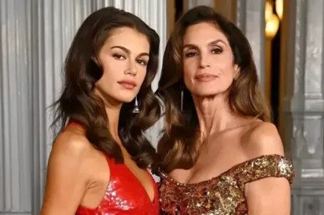 Con gái Cindy Crawford ước có vòng một, vòng ba đầy đặn hơn