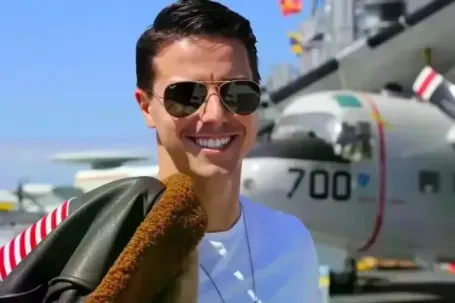 Người đàn ông kiếm bộn tiền nhờ giống Tom Cruise