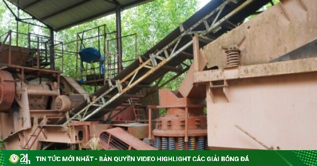 Những cỗ máy tiền tỷ bỏ hoang gần thập kỷ giữa rừng ở Huế
