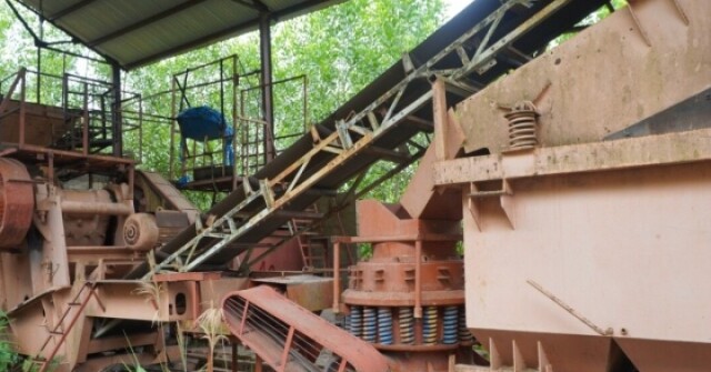 Những cỗ máy tiền tỷ bỏ hoang gần thập kỷ giữa rừng ở Huế