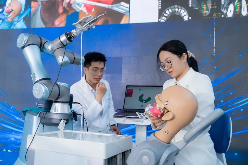 Bác sĩ Bùi Lê Mỹ Hạnh - Phó phân khoa Phục Hình Tổng Quát thực hiện lấy dấu trên mẫu hàm