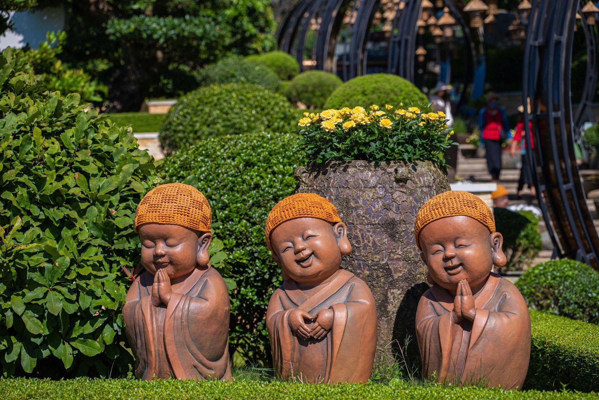 Các bức tượng chú tiểu là thông điệp về một cuộc sống an nhiên, vô ưu vô lo và buông bỏ phiền não.