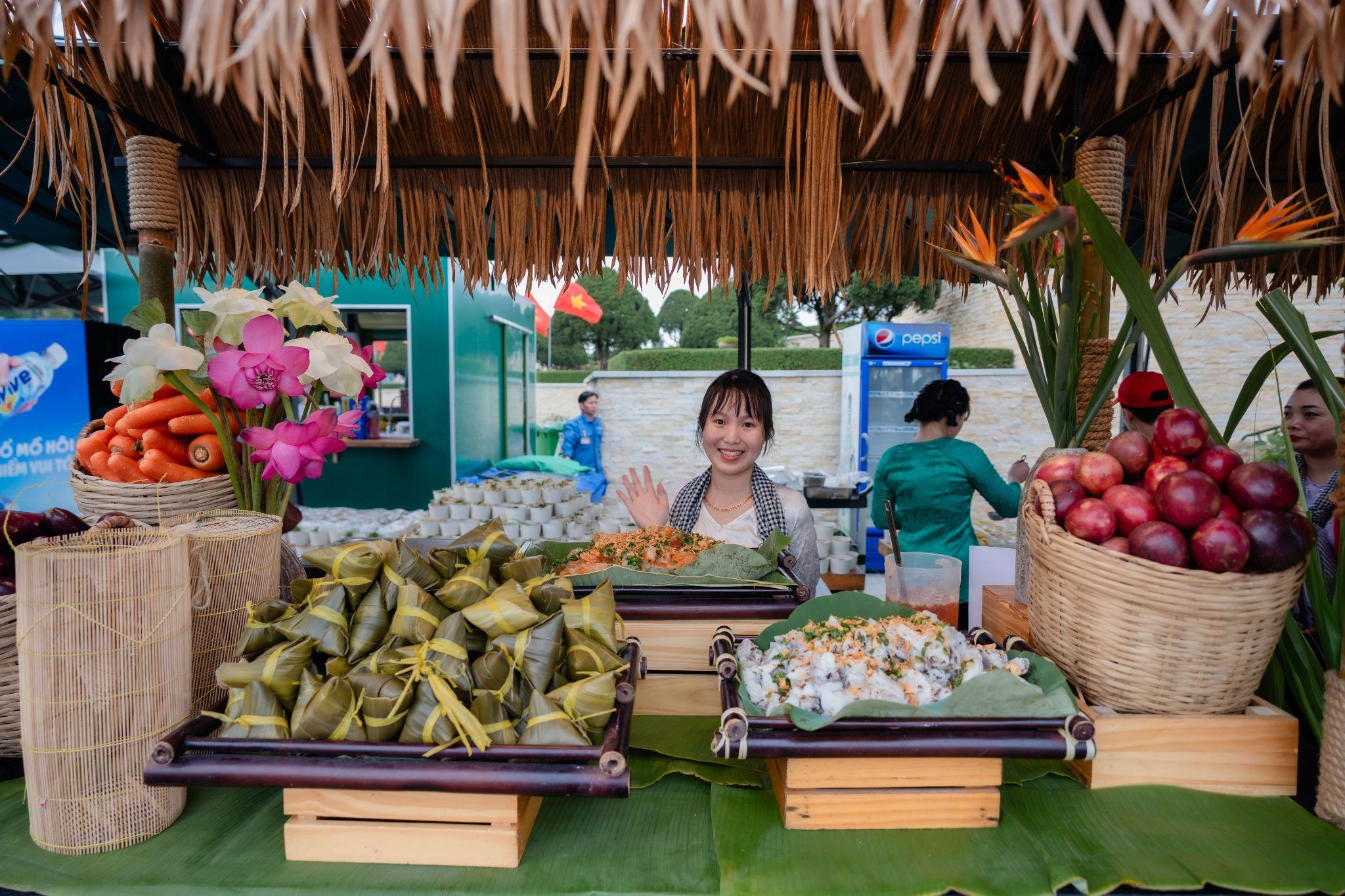 Chợ Lá là phiên chợ duy nhất tại Việt Nam mà du khách không cần dùng tiền vẫn có thể mua các đặc sản ẩm thực Tây Ninh.