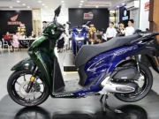 Honda SH 150i hai màu giá 235 triệu đồng
