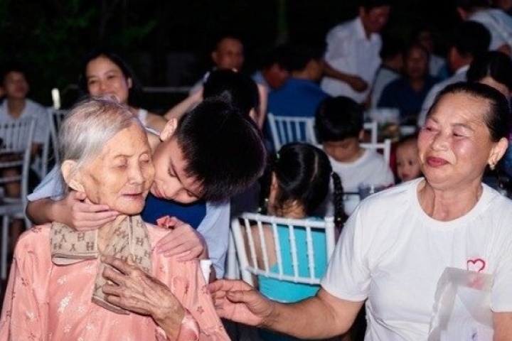 Cụ bà 94 tuổi ở Ninh Bình cùng 81 con cháu đi du lịch, xúc động phút sum vầy