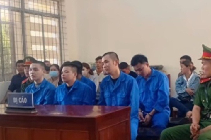 Vác vũ khí tấn công đối thủ kinh hoàng giữa phố vì cay cú chuyện bạn gái bị đe dọa