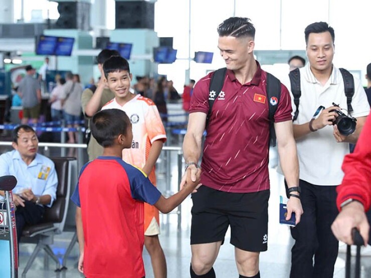 ĐT Việt Nam lên đường sang Malaysia đấu bán kết AFF Cup, được người hâm mộ săn đón