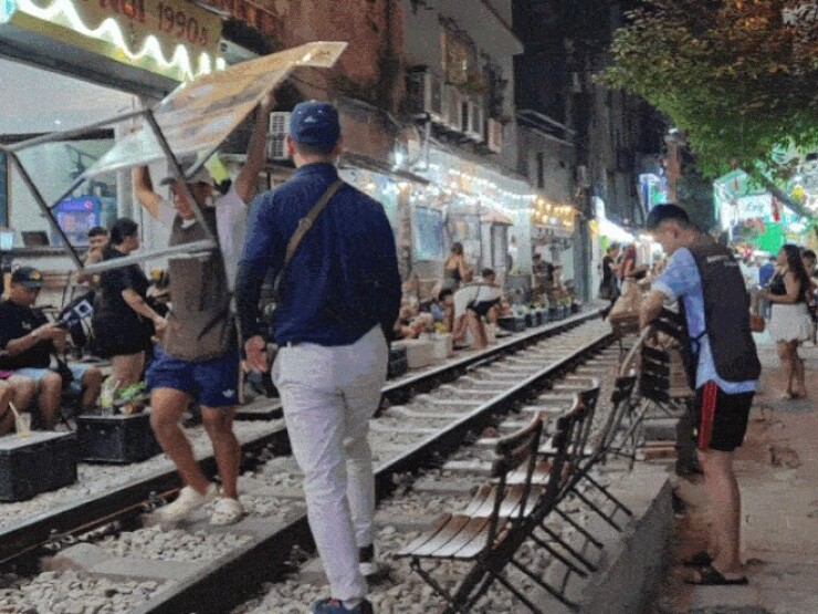 'Phố cà phê đường tàu' vẫn nhộn nhịp, nhân viên bê ghế bỏ chạy khi thấy cảnh sát