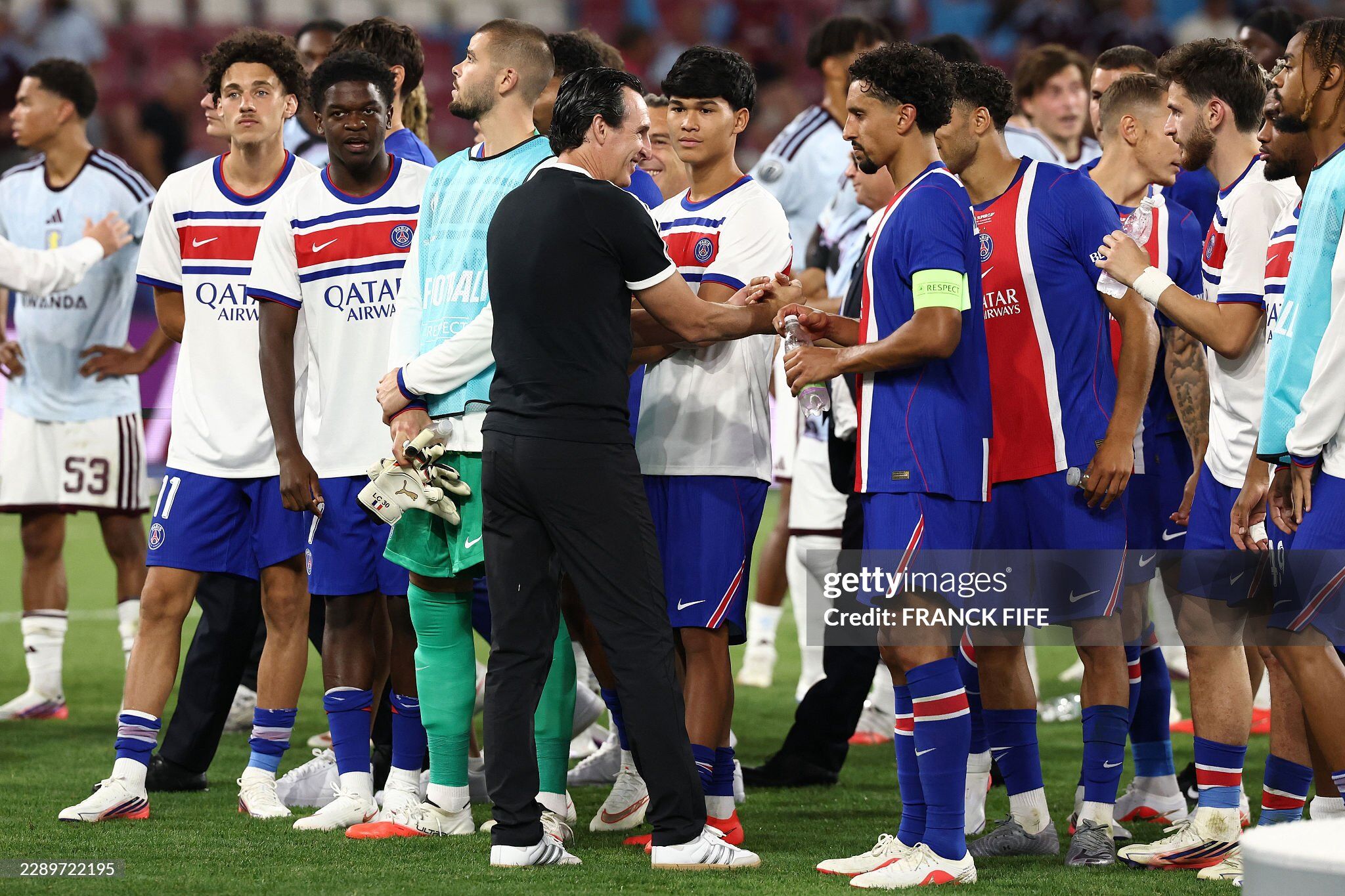 HLV Unai Emery thể hiện phong độ khi tới chúc mừng các cầu thủ PSG