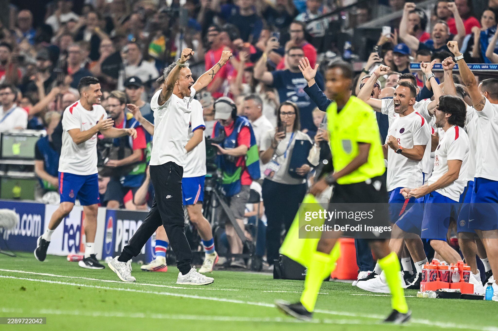 Tiếng còi mãn cuộc vang lên cũng là lúc thầy trò Luis Enrique bật tung cảm xúc