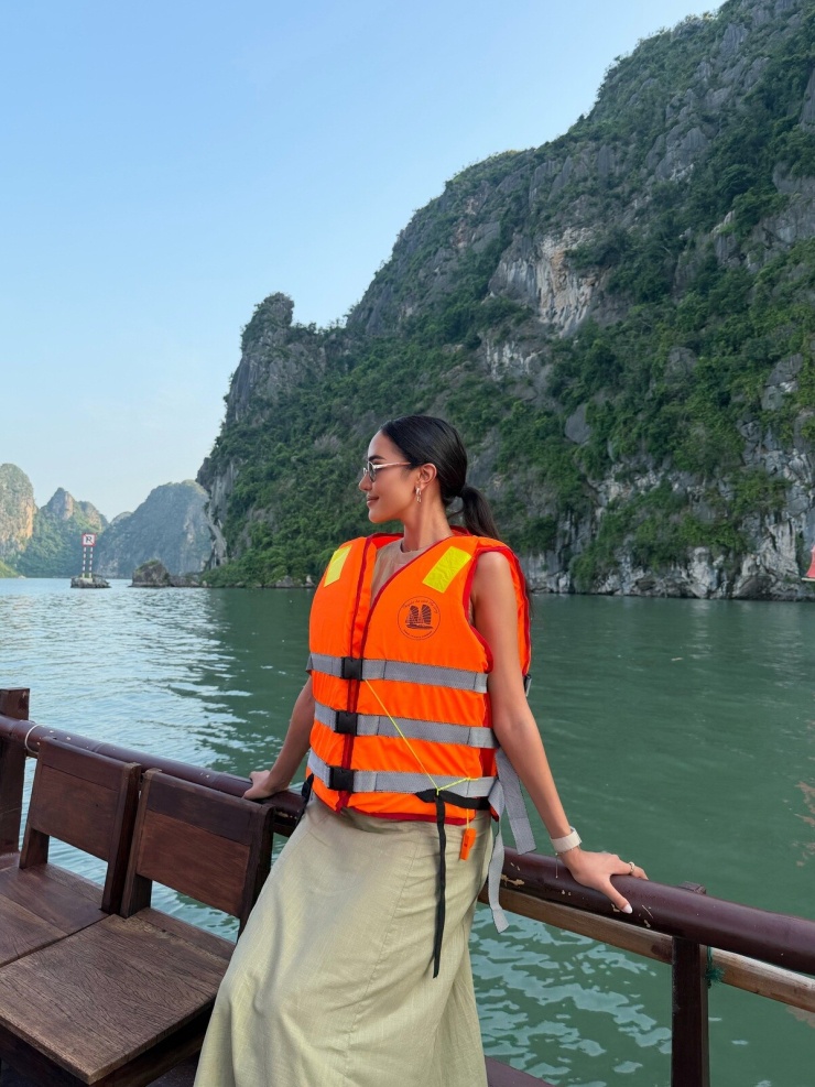 Hoa hậu đẹp nhất thế giới 2025 thăm vịnh Hạ Long bằng thuyền buồm cánh đỏ - 1