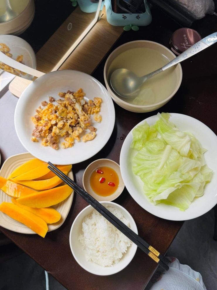 Mâm cơm dưới 50.000 đồng của nữ sinh ở trọ một mình - 2