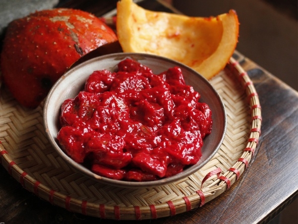 Việc bổ sung gấc hoặc dầu gấc đều đặn sẽ giúp cơ thể xây dựng hàng rào bảo vệ vững chắc. (Ảnh: VTC News)