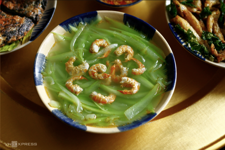 Nhiều người có thói quen chan nước canh vào cơm hoặc vừa ăn vừa húp canh với suy nghĩ giúp thức ăn mềm và dễ nuốt hơn. Ảnh: Bùi Thủy