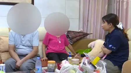 Ông Li và bà Chen trong chương trình hòa giải. Ảnh: Singtao Daily