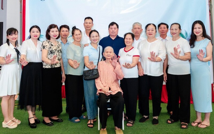 Cụ Tưởng bên các con trai, con gái, con dâu, con rể 
