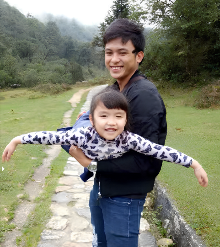 Anh Thành bên bé Mon, con gái riêng của vợ trong một chuyến đi chơi, năm 2017. Ảnh gia đình cung cấp