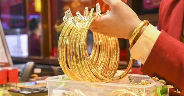Giá vàng thế giới sáng 13/8 tăng mạnh nhất 2 tháng