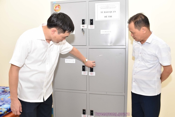 Phó Chủ tịch UBND tỉnh Đỗ Anh Tuấn kiểm tra tủ bảo quản đề thi, phục vụ công tác tổ chức kỳ thi. Ảnh: Cổng TTĐT tỉnh Tuyên Quang