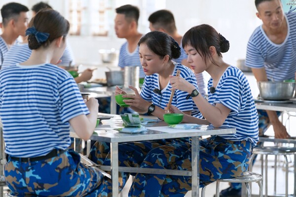 Văn Mai Hương ăn trưa cùng các nghệ sĩ.