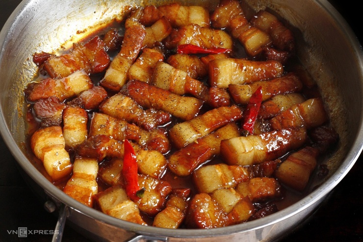 Bữa tối với các món quá mặn, ăn quá nhiều thịt đỏ hay chiên rán nhiều dầu mỡ có thể khiến bạn ngon miệng nhưng lại không tốt sức khỏe. Ảnh minh họa: Bùi Thủy