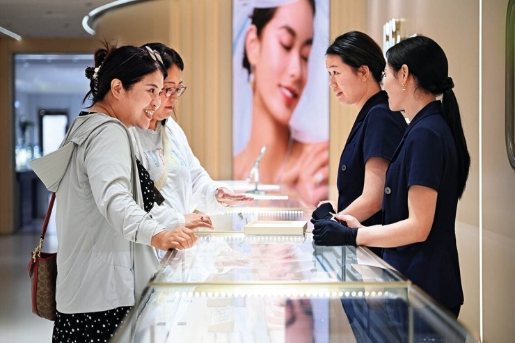 Khách hàng chọn mua trang sức kim cương tại cửa hàng trực thuộc nhà máy của công ty Lực Lượng tại Chá Thành, tỉnh Hà Nam, ngày 11/6/2025. Ảnh: Xinhua