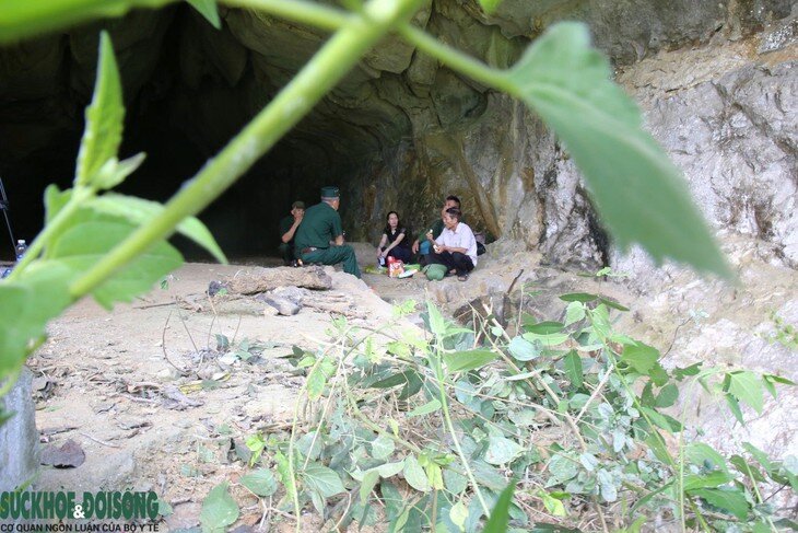 Hang Công Binh từng là nơi lực lượng thi công sân bay dã chiến Khe Gát dùng làm nơi trú ẩn và cất giấu lương thực, vũ khí. 