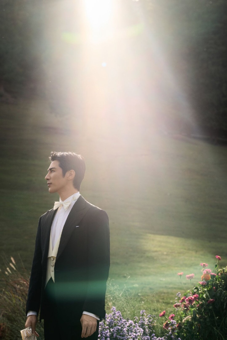 Khương Triều là diễn viên kiêm ca sĩ, sinh năm 1991. Anh từng tham gia 'Happy Boy' và đóng một số phim như 'Tiểu Thời Đại', Huyễn Thành'...