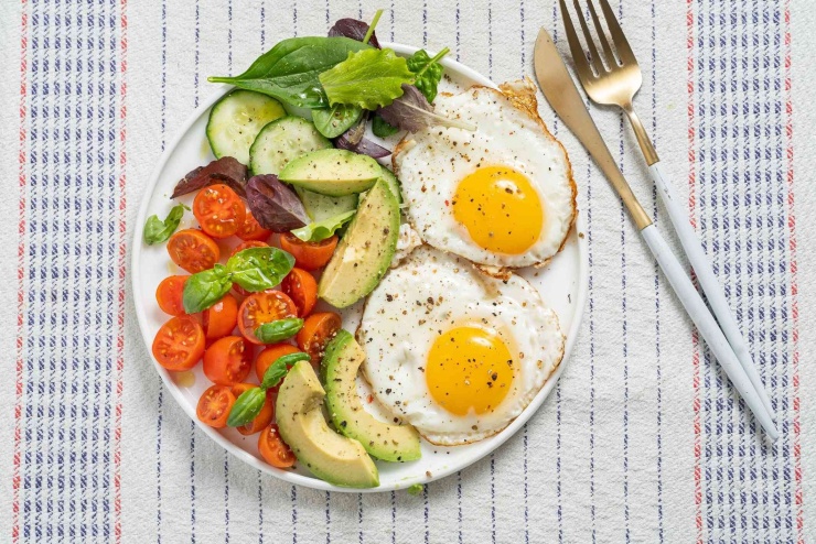 Bữa sáng giàu protein như trứng, sữa chua Hy Lạp, sữa hoặc đậu phụ giúp tăng cảm giác no, hỗ trợ duy trì khối cơ và hạn chế ăn vặt trong ngày. Ảnh: Health