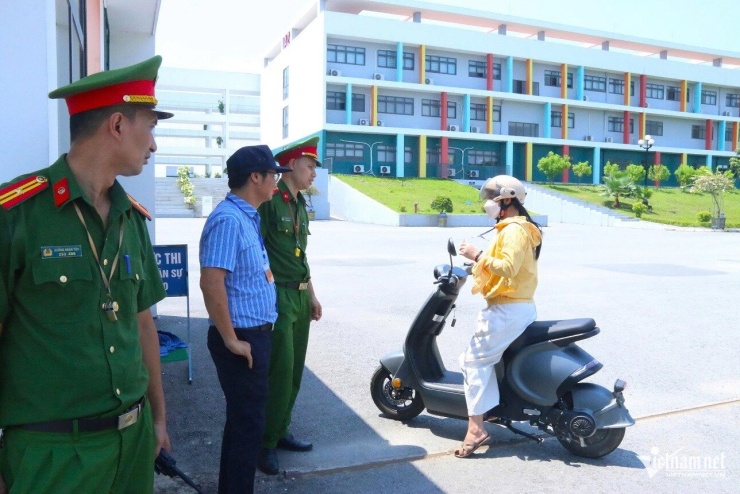 Lực lượng công an kiểm tra thông tin cán bộ làm công tác tổ chức thi tại điểm thi Trường THPT Chuyên Tuyên Quang chiều 13/8. Ảnh: Thanh Hùng