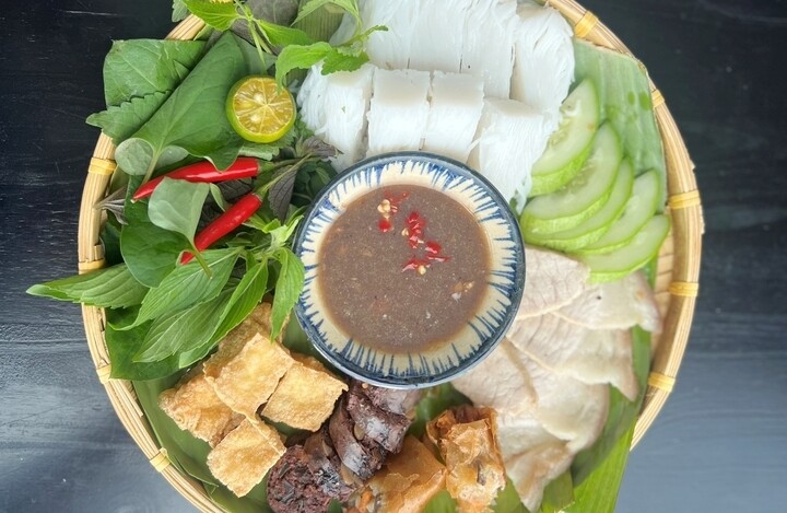 Sau khi ăn bún đậu mắm tôm, nên chọn đồ uống phù hợp để giảm cảm giác ngấy, khát và hạn chế nạp thêm đường, caffeine, năng lượng