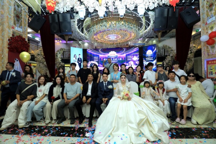 Hơn 300 người lạ đến Tân Cương dự hôn lễ sau một lời mời trên mạng xã hội. Ảnh: China News