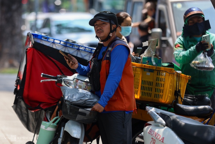 Tài xế giao hàng chờ khách ở TP HCM, tháng 4/2026. Ảnh: Quỳnh Trần