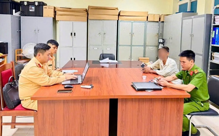 Tài xế Trần Minh B. làm việc với cơ quan chức năng. Ảnh: Công an tỉnh Phú Thọ