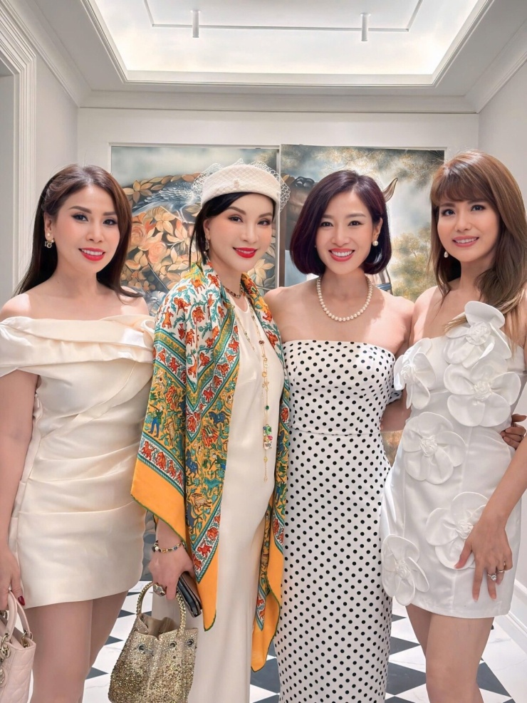 Dịp cuối tuần, cô mời các nghệ sĩ như MC Thanh Mai, diễn viên Lý Hương, á hậu Băng Châu, ca sĩ Thúy Uyên đến nhà ăn uống và trò chuyện.&nbsp;