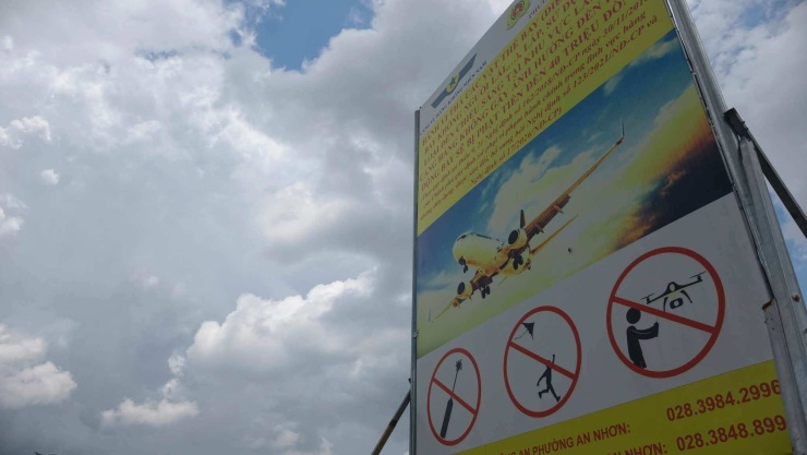 Phường An Nhơn gắn biển cảnh báo người dân không chiếu đèn laser, thả diều, sử dụng UAV gần đường hạ cánh của sân bay dọc kênh Tham Lương. Ảnh: Đình Văn
