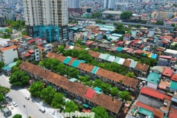 Khu tập thể cũ xuống cấp, người dân nép sát tường vẫn sợ vữa rơi