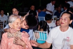 Cụ bà 94 tuổi ở Ninh Bình cùng 81 con cháu đi du lịch, xúc động phút sum vầy