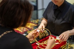 Giá vàng hôm nay 13/8: Tăng vọt lên sát 4.400 USD/ounce